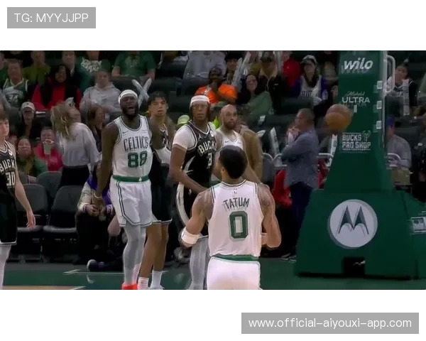 雄鹿挡拆后顺下，篮下轻松取分